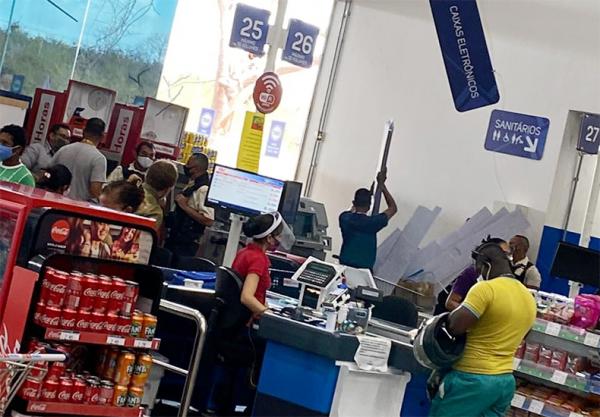 Bandidos explodem caixas eletrônicos de supermercado na Avenida Zequinha Freire(Imagem:Reprodução)