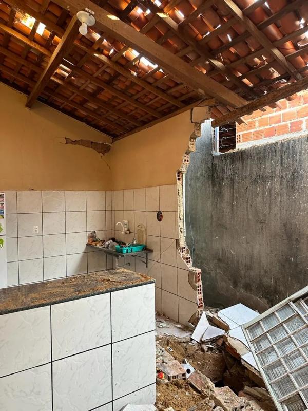 Paredes da casa caíram durante explosão de fossa em Teresina.(Imagem:Divulgação/Corpo de Bombeiros)