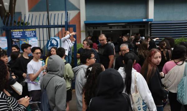 Estudantes no primeiro dia de provas do ENEM na UNIP Vergueiro em São Paulo.(Imagem:Paulo Pinto/Agência Brasil)