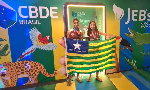 As atletas do vôlei de praia, Mariane Ribeiro e Ana Júlia, ganharam a prata.(Imagem: Divulgação)