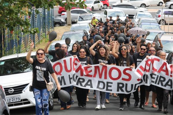 Grupo fez protesto e caminhada em direção ao TJ-PI pedindo justiça pela morte de Rudson Vieira. (Imagem:Glayson Costa /G1 PI)