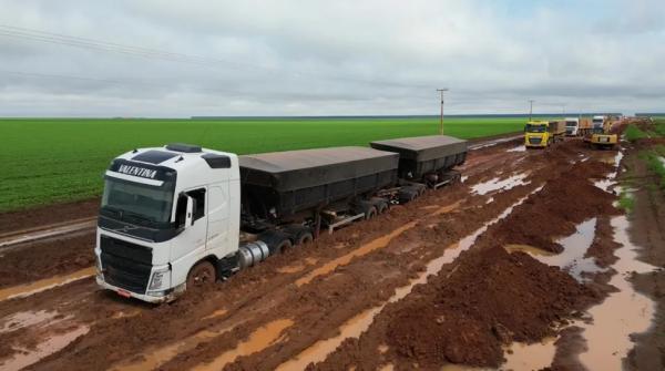 Caminhão atolado na PI-392 no Sul do Piauí.(Imagem:Neto Fotografia)