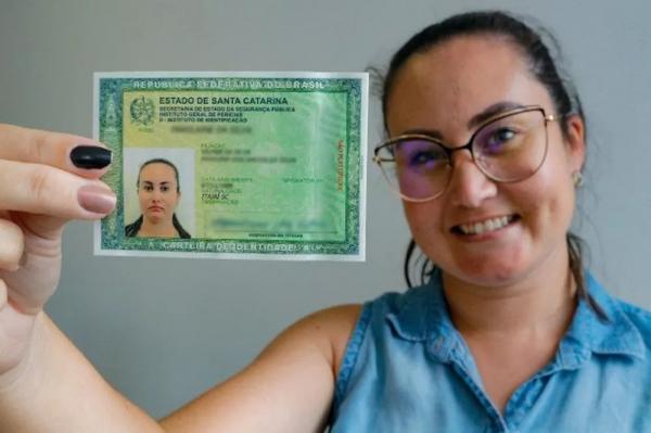 Nova carteira de identidade.(Imagem:Mauricio Vieira/Secom/Divulgação)