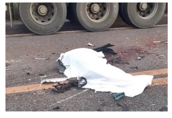 Colisão frontal entre carro e caminhão deixa homem morto na BR-222(Imagem:Reprodução)