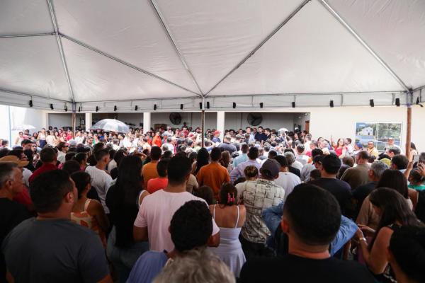 Em Cocal, em meio a uma multidão, Ciro Nogueira entrega obras e anuncia benefícios para população(Imagem:Ascom)