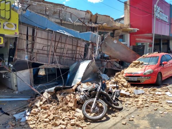 Fachada de loja desaba no centro de Floriano.(Imagem:FlorianoNews)