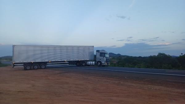 A carreta transportava 1.800 caixas de &oacute;leo de soja com documento inid&ocirc;neo, de uma empresa 