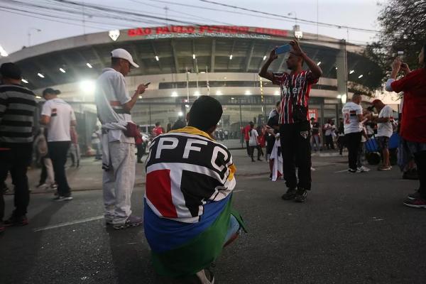 Torcedor do São Paulo em frente ao Morumbi em jogo contra o Ceará, na Sul-Americana.(Imagem:Paulo Pinto / saopaulofc.net)