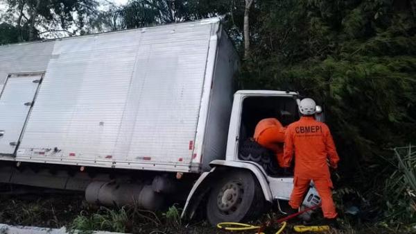 Motorista de caminhão fica preso às ferragens em rodovia do Piauí.(Imagem:Corpo de Bombeiros)
