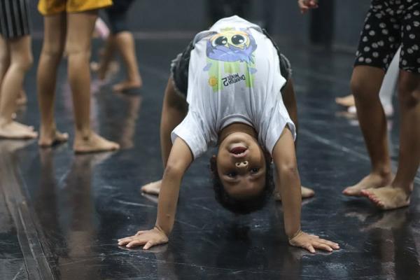 Mostra de residência ?Brincar de Baile? será apresentada no Teatro Barítono Raimundo Pereira nesta sexta (16).(Imagem:Divulgação)
