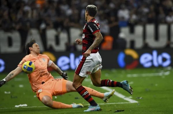 Pedro desperdiça uma das 18 finalizações que o Flamengo teve contra o Corinthians.(Imagem:Marcelo Cortes/Flamengo)