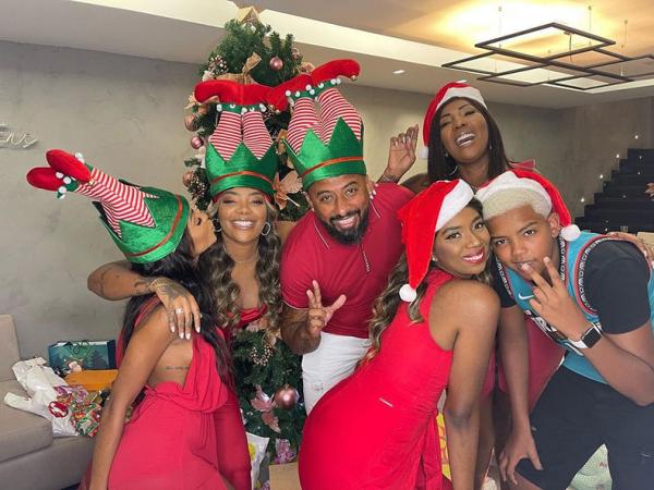 Ludmilla volta para as redes sociais com foto de família unida no Natal(Imagem:Reprodução)