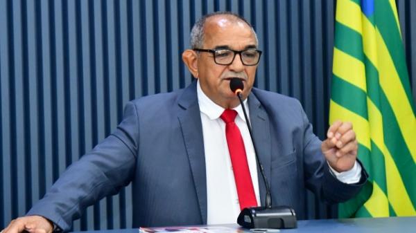 Salom&atilde;o Holanda tamb&eacute;m pediu a instala&ccedil;&atilde;o de lixeiras nas pra&ccedil;as p&uacute;blicas e principais vias de Floriano.(Imagem:CMF)