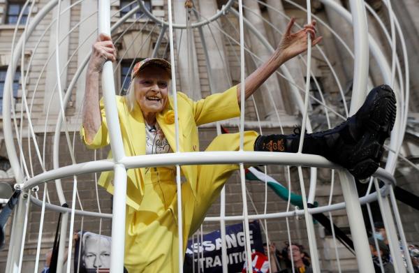 Vivienne Westwood se prende em gaiola para protestar contra extradição de Julian Assange(Imagem:Reprodução)