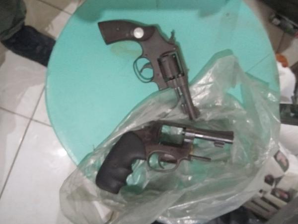 Os dois suspeitos não resistiram e morreram no local. Com eles foram encontradas duas armas. A pessoa que realizou os disparos ainda não foi identificada. A Polícia Militar foi ac(Imagem:Reprodução)