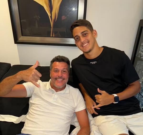 Roger, zagueiro da base do Vasco, com o tio Julio Cesar.(Imagem:Arquivo pessoal)