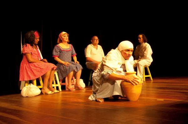 Atores em cena durante apresentação do espetáculo Raimunda Pinto, sim senhor!(Imagem:ASCOM)