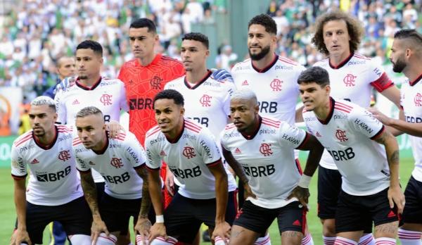 Time do Flamengo contra o Palmeiras: praticamente apenas reservas.(Imagem:Marcos Ribolli / ge)