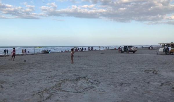 O Corpo de Bombeiros do litoral piauiense informou que está com equipes nas praias orientando moradores e turistas sobre o risco de ataques de tubarões. Os animais foram vistos na(Imagem:Reprodução)