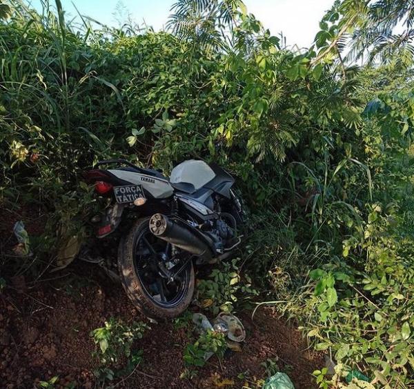 Moto foi abandonada por suspeitos em matagal.(Imagem:Reprodução/Instagram)