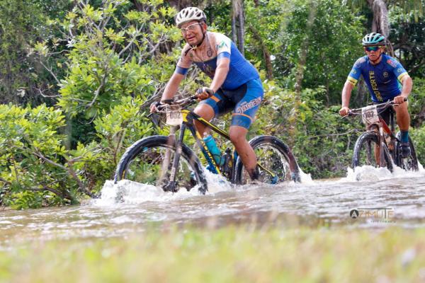  Competidores de moto e bike encaram riachos, lama, pedras e belezas no Desafio Enduro do Jenipapo.(Imagem:Azimute Fotos)