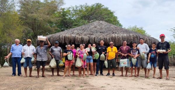 Entrega de alimentos para ind&iacute;genas.(Imagem:SAF)