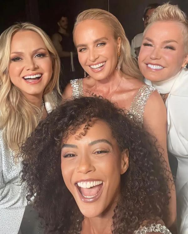 Taís Araujo faz selfie com Eliana, Angélica e Xuxa.(Imagem:Reprodução/Instagram)