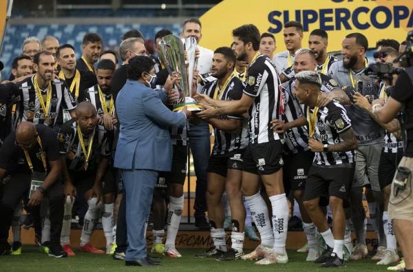 Jogadores do Atlético se preparam para erguer a Supercopa.(Imagem:Lucas Figueiredo/CBF)