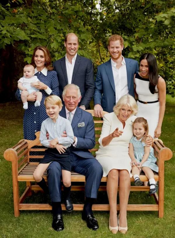Charles III e Camilla com Kate Middleton e o príncipe William e seus três filhos, e o príncipe Harry e Meghan Markle.(Imagem:Reprodução/Instagram)