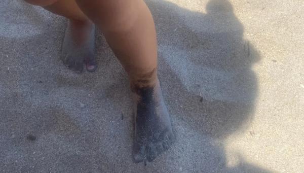  Banhistas encontram manchas de óleo em praia do litoral do Piauí.(Imagem:Geórgia Aragão/ Arquivo Pessoal )