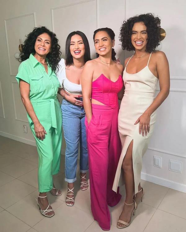 Giovana Cordeiro com a mãe, Lilian, e as irmãs, Natália e Daniela.(Imagem:Reprodução/Instagram)