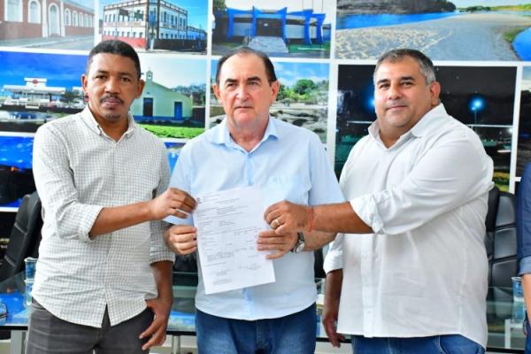 Prefeito Antônio Reis assina duas ordens de serviço para obras nas áreas de saúde e mobilidade urbana.(Imagem:Secom)