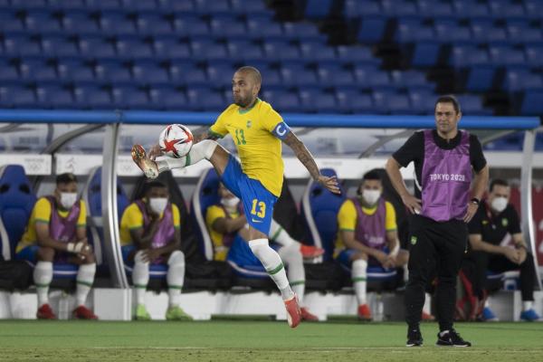 Daniel Alves, capitão do Brasil, domina a bola observado por André Jardine.(Imagem:Lucas Figueiredo)