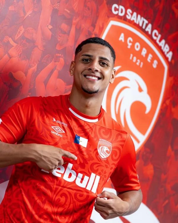 Fernando apresentado no Santa Clara, de Portugal.(Imagem:Divulga&ccedil;&atilde;o/ Santa Clara)