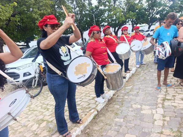Corpo do rep&oacute;rter Joilson Leandro &eacute; sepultado em Floriano sob homenagens de familiares, amigos e colegas(Imagem:FlorianoNews)