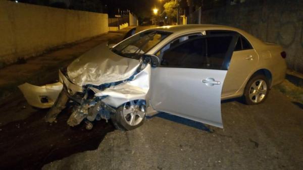 Automóvel derruba parte de muro de condomínio em acidente na Zona Leste de Teresina(Imagem:Reprodução)