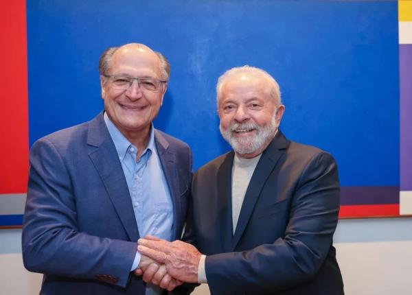 Geraldo Alckmin (à esquerda) e Lula (à direita) se cumprimentam.(Imagem:Reprodução/Twitter/Lula/Ricardo Stuckert)