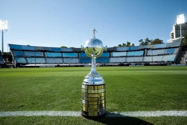 Taça da Libertadores no estádio Centenário.(Imagem:Divulgação / Conmebol)