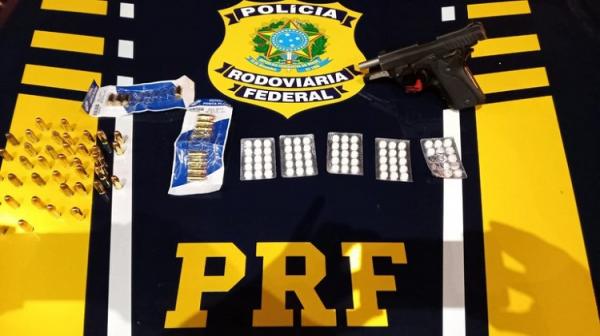 Caminhoneiro é preso com arma, munições e anfetaminas na BR-343 em Floriano.(Imagem:PRF)