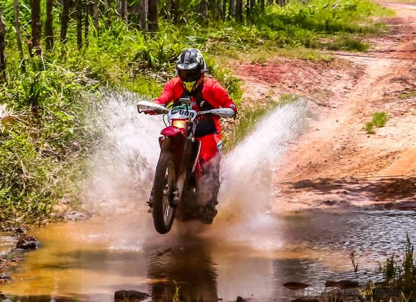 Competidores de moto e bike encaram riachos, lama, pedras e belezas no Desafio Enduro do Jenipapo(Imagem:Geyrlis Silva)