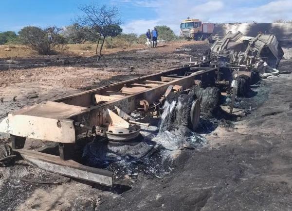 Caminhão tomba, explode e deixa dois mortos no Sul do Piauí.(Imagem:Corpo de Bombeiros)