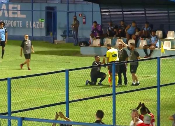 Atacante se ajoelha e pede para assistente não anular gol.(Imagem:Gustavo Cavalcante/Rede Clube)
