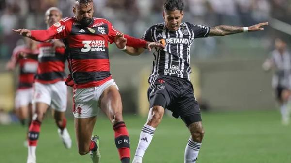 Zaracho, do Atlético-MG, em disputa com Fabrício Bruno, do Flamengo.(Imagem:Pedro Souza)