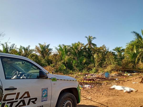 Corpo é achado com marcas de tiros e olhos mutilados na zona Sul de Teresina.(Imagem:Gorete Santos/ TV Cidade Verde)
