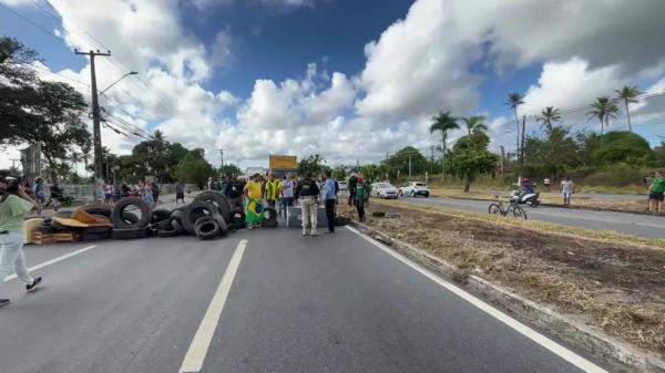 Protesto bloqueia trecho da BR-101 em Igarassu, no Grande Recife, nesta terça-feira (1º).(Imagem:Reprodução/TV Globo)