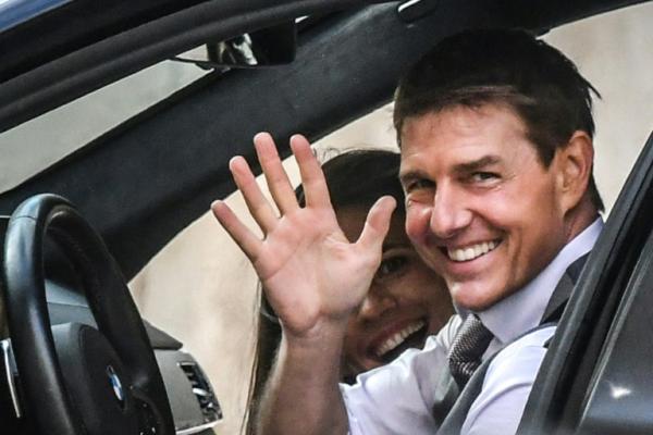 Tom Cruise usa jatinho para enviar 300 bolos para equipe de Missão Impossível(Imagem:Reprodução)