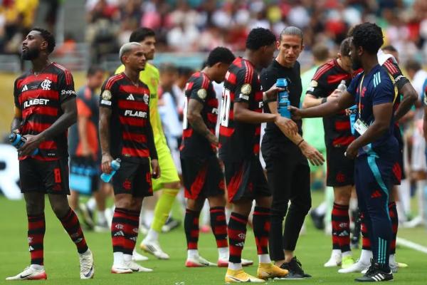 Filipe Luís conversa com jogadores durante o Flamengo x Bayern de Munique.(Imagem:Gilvan de Souza / Flamengo)