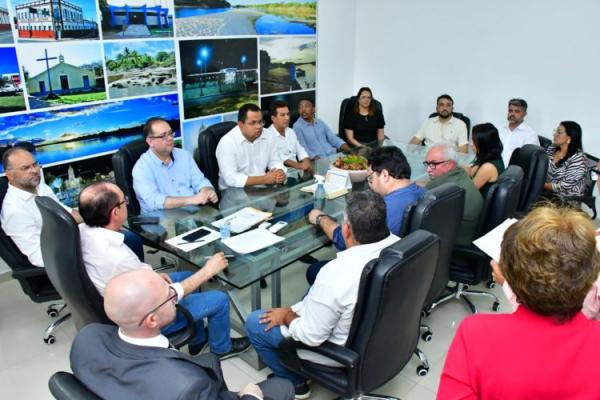 Prefeito de Floriano assina ordens de serviço para asfaltar ruas e ampliar rede elétrica.(Imagem:Secom)
