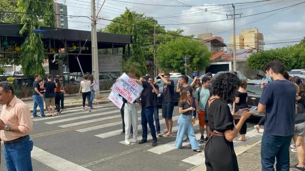 Estudantes protestam em frente ao Ministério Público, Zona Leste de Teresina.(Imagem:Layza Mourão/ g1 PI)