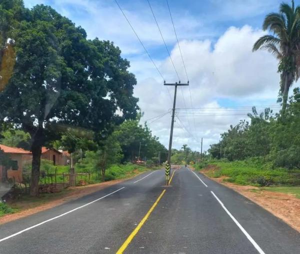  Moradores de comunidade rural reclamam de asfalto construído sob postes de energia, em Miguel Alves.(Imagem: Reprodução )